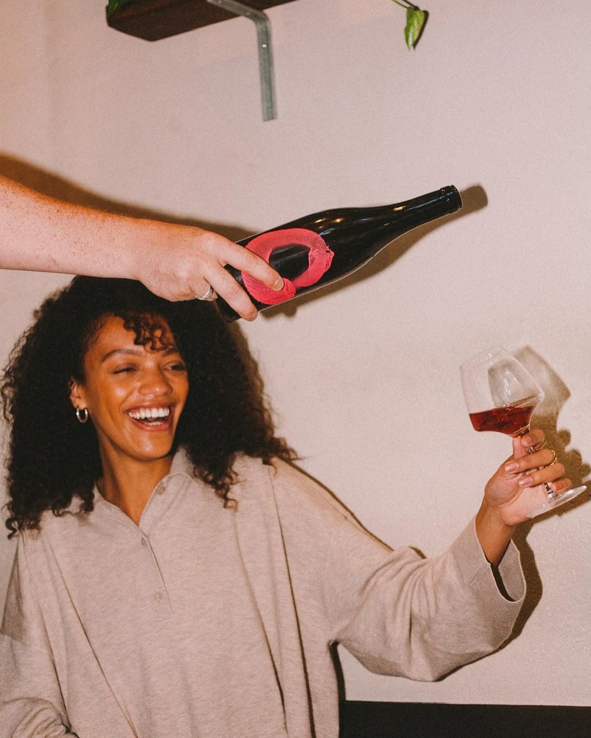 Visiteuse souriante avec un verre de vin
