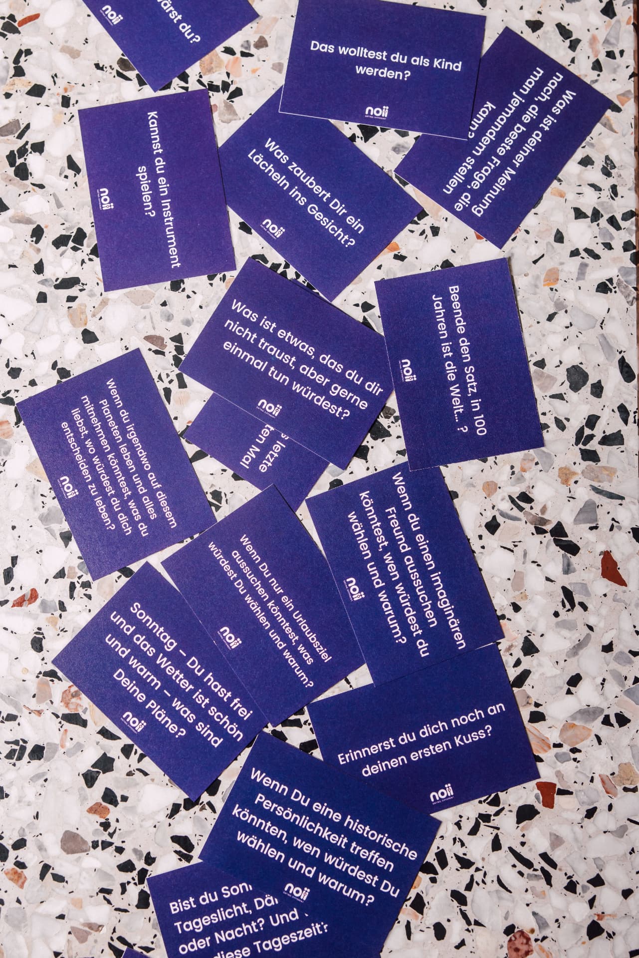 Cartes de conversation noii sur une table
