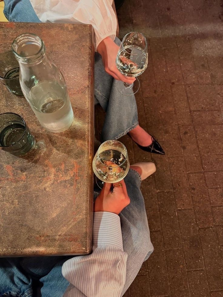 Deux invités avec des verres de vin à une table