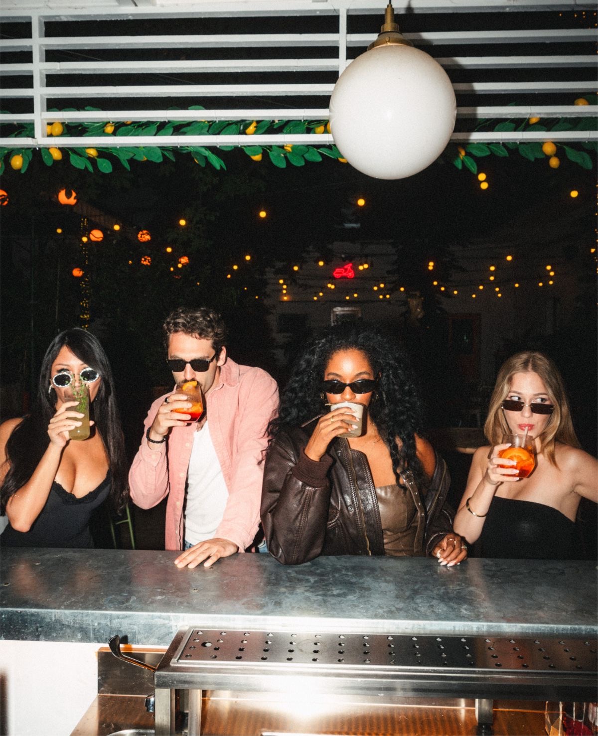 Invités avec des cocktails au bar