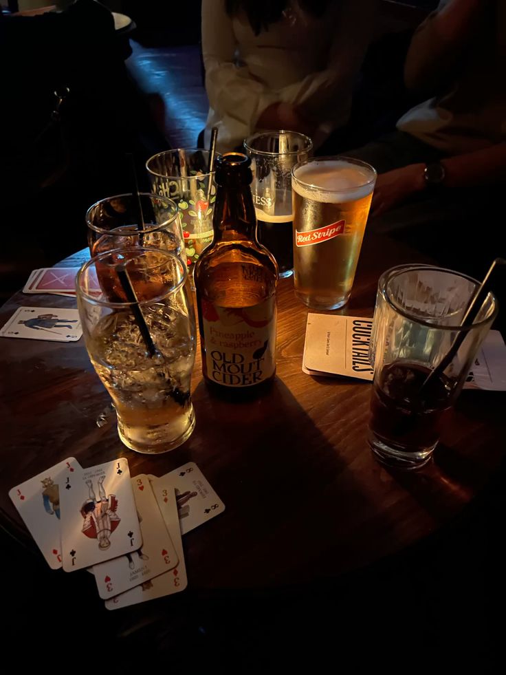 Boissons et cartes de jeu sur une table de pub
