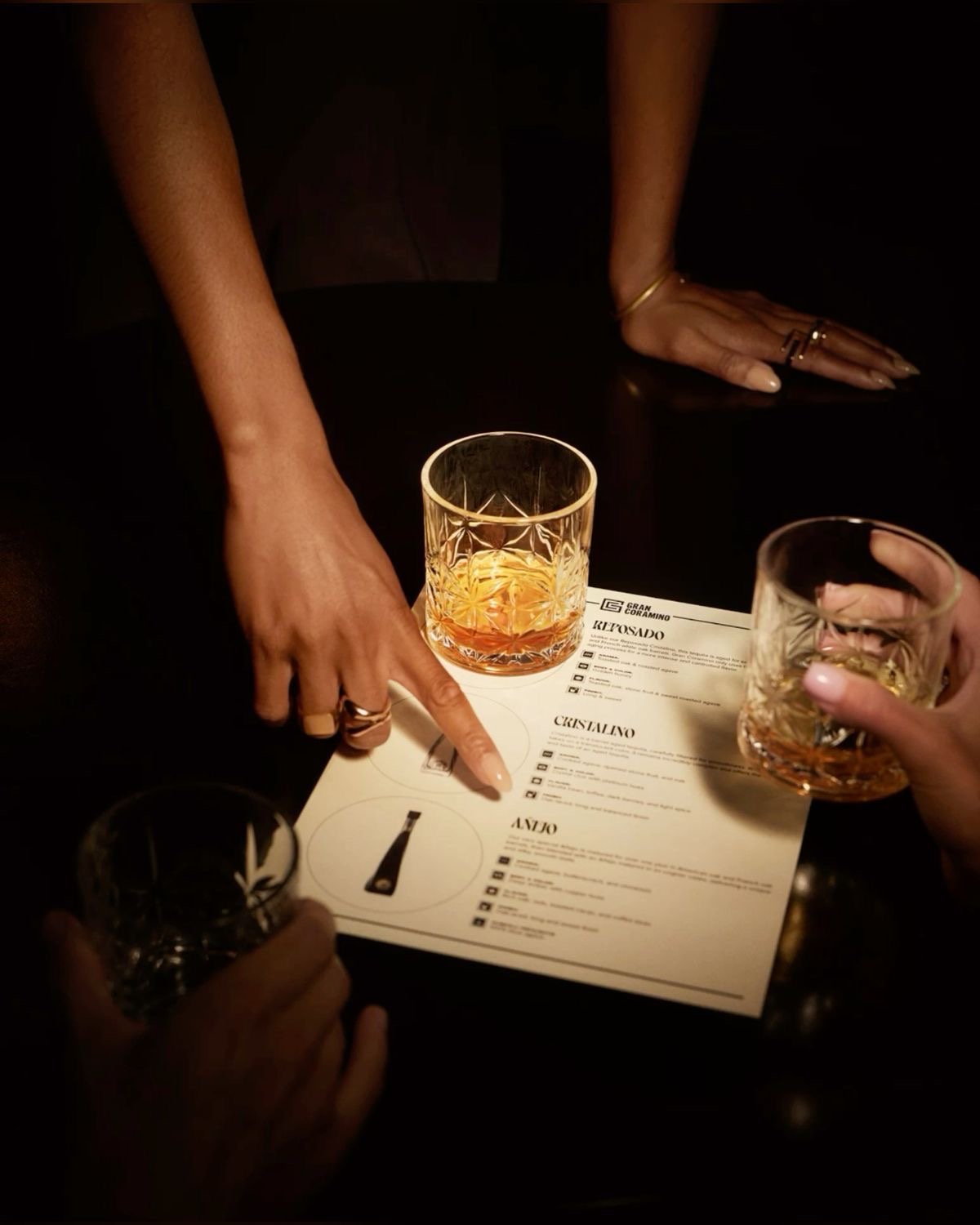 Carte de quiz et boissons sur une table